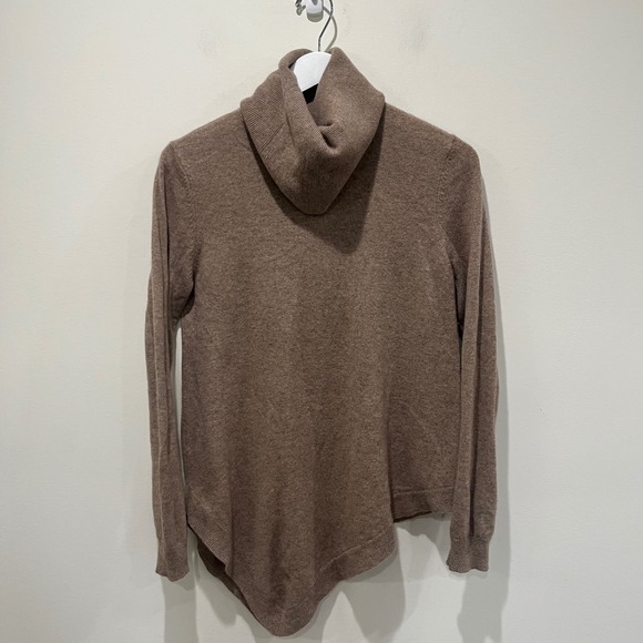 Garnet Hill 100% Cashmere Tan Brown Turtleneck Asymmetrical Hem Sweater Sz M - Picture 1 of 6